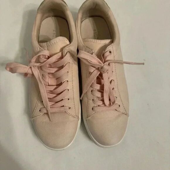 Divided | Light Pink Sneaker with Gold | Size 8 - Picture 6 of 7